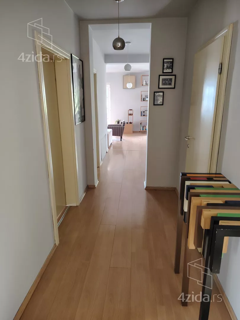 Poslovna zgrada | 4zida