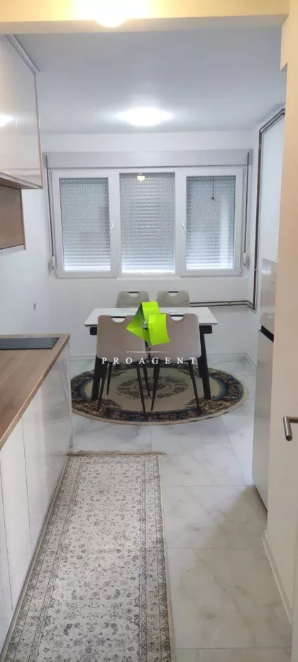 Crveni Pevac | 4zida.rs