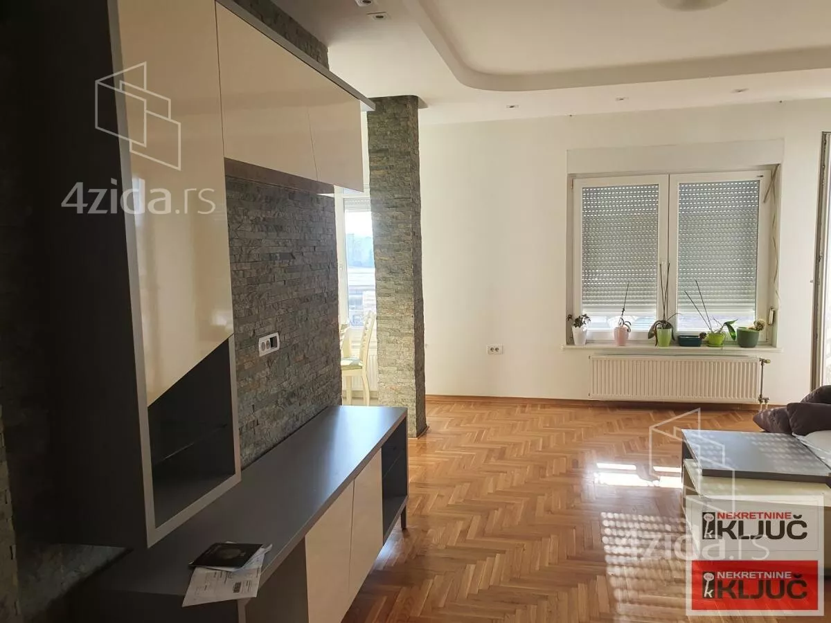 Šestosoban stan | 4zida