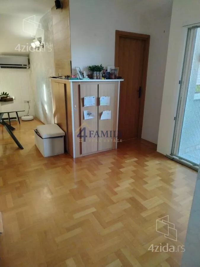 Šestosoban stan | 4zida