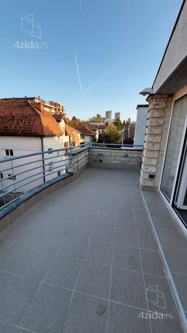 Šestoiposoban stan | 4zida