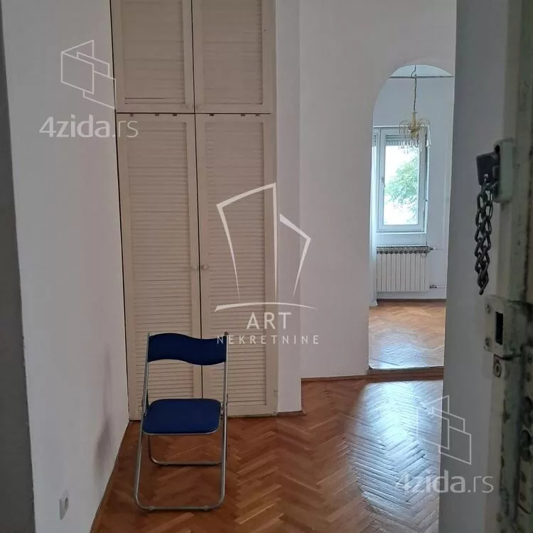 Šestoiposoban stan | 4zida