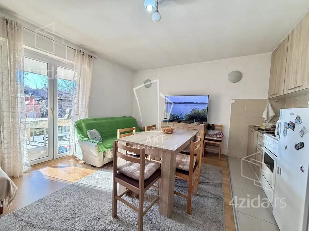 Šestoiposoban stan | 4zida