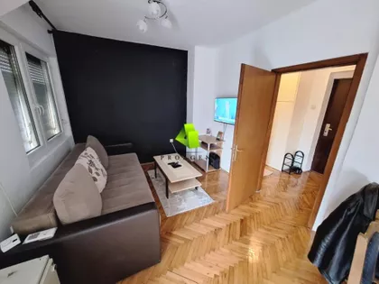 Crveni Pevac | 4zida.rs