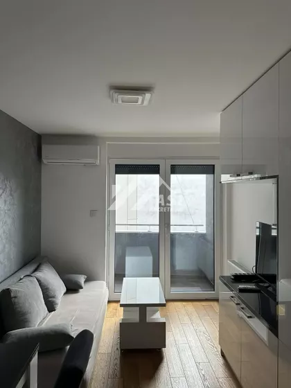 Lasla Gala | 4zida.rs