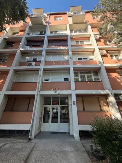 Crvene Zastave | 4zida.rs