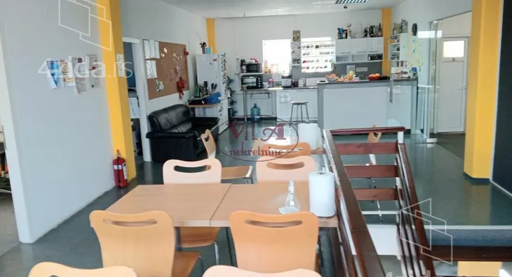 Poslovna zgrada | 4zida