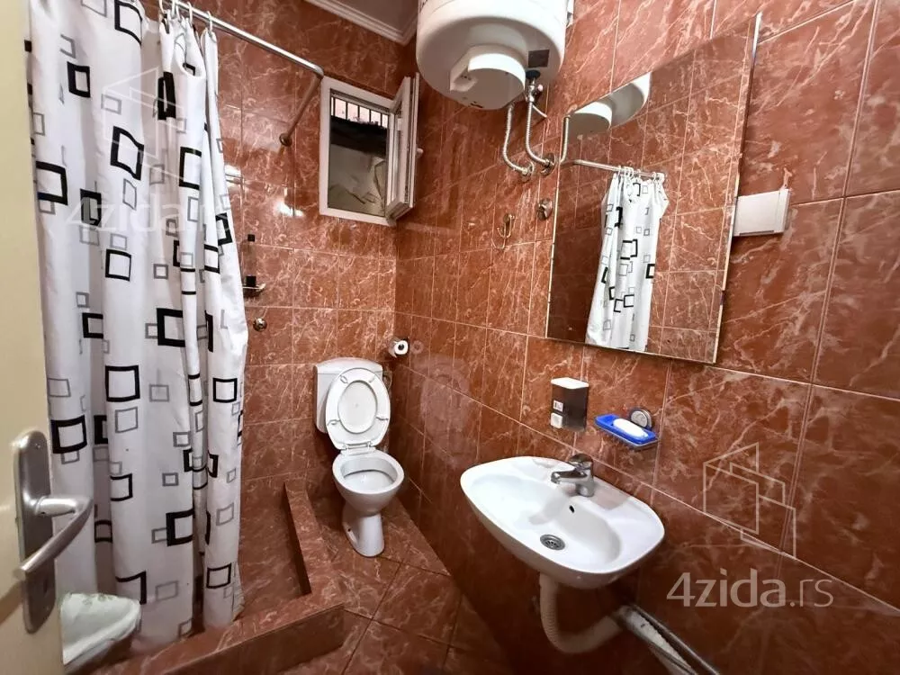 Šestoiposoban stan | 4zida