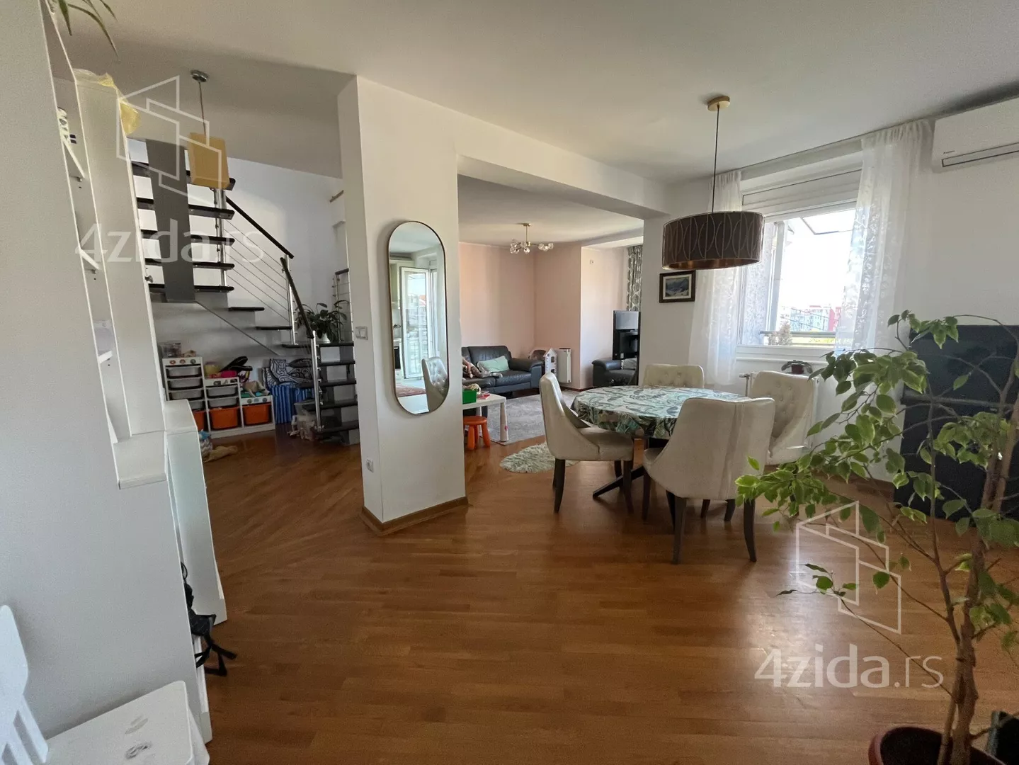 Četvoroiposoban stan | 4zida