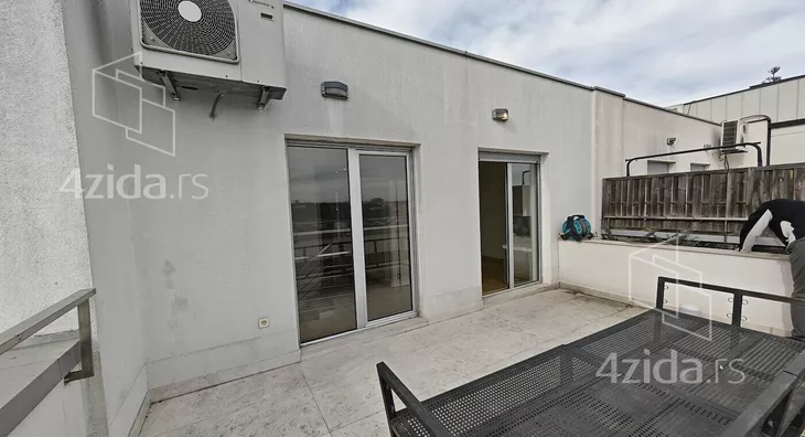 Četvoroiposoban stan | 4zida