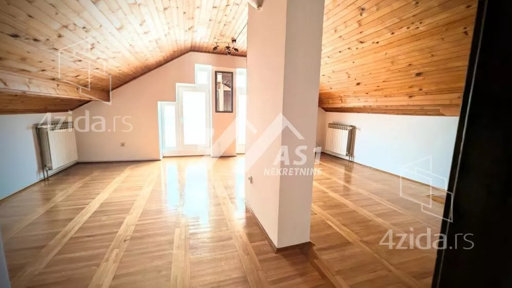 Poslovna zgrada | 4zida