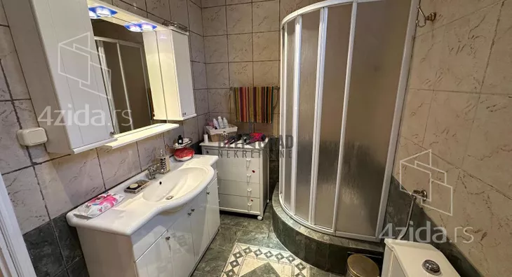 Sedmosoban stan | 4zida