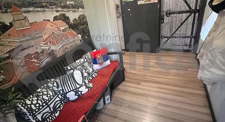 Šestoiposoban stan | 4zida