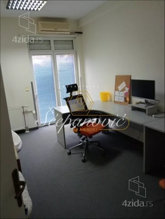 Poslovna zgrada | 4zida