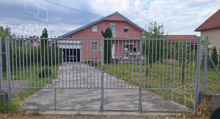 Četvoroiposoban stan | 4zida