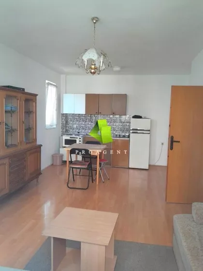 Crveni Pevac | 4zida.rs