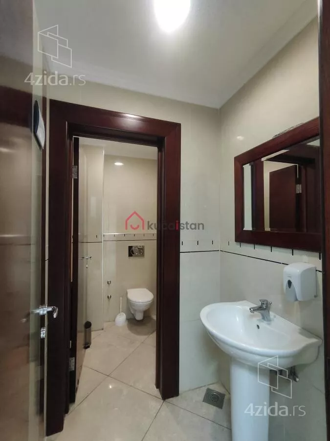 Poslovna zgrada | 4zida