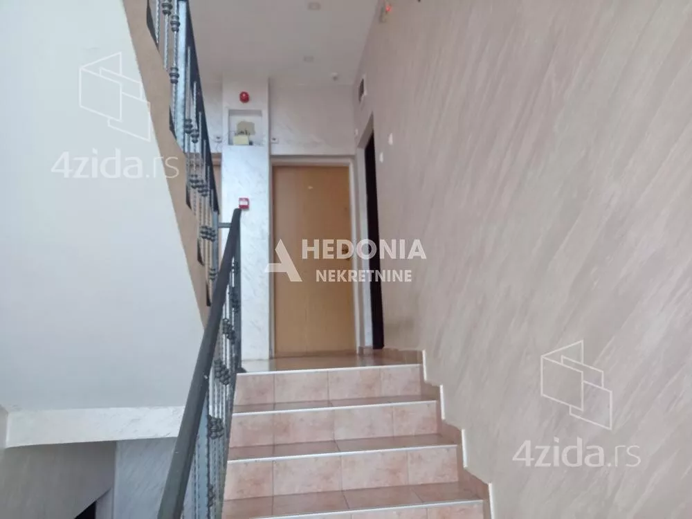 Poslovna zgrada | 4zida