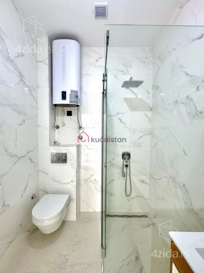 Poslovna zgrada | 4zida