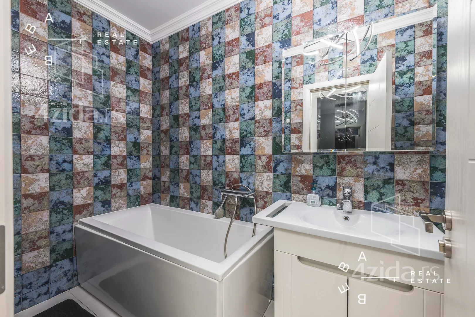 Šestosoban stan | 4zida