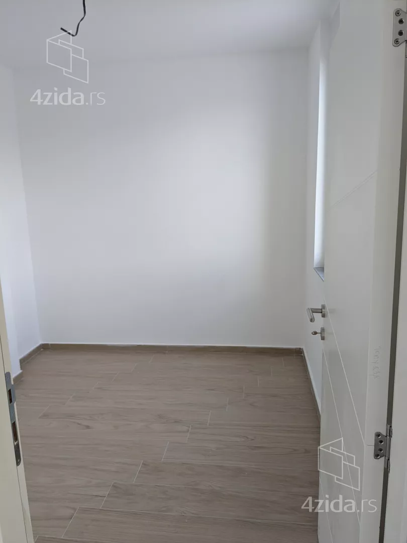 Šestoiposoban stan | 4zida