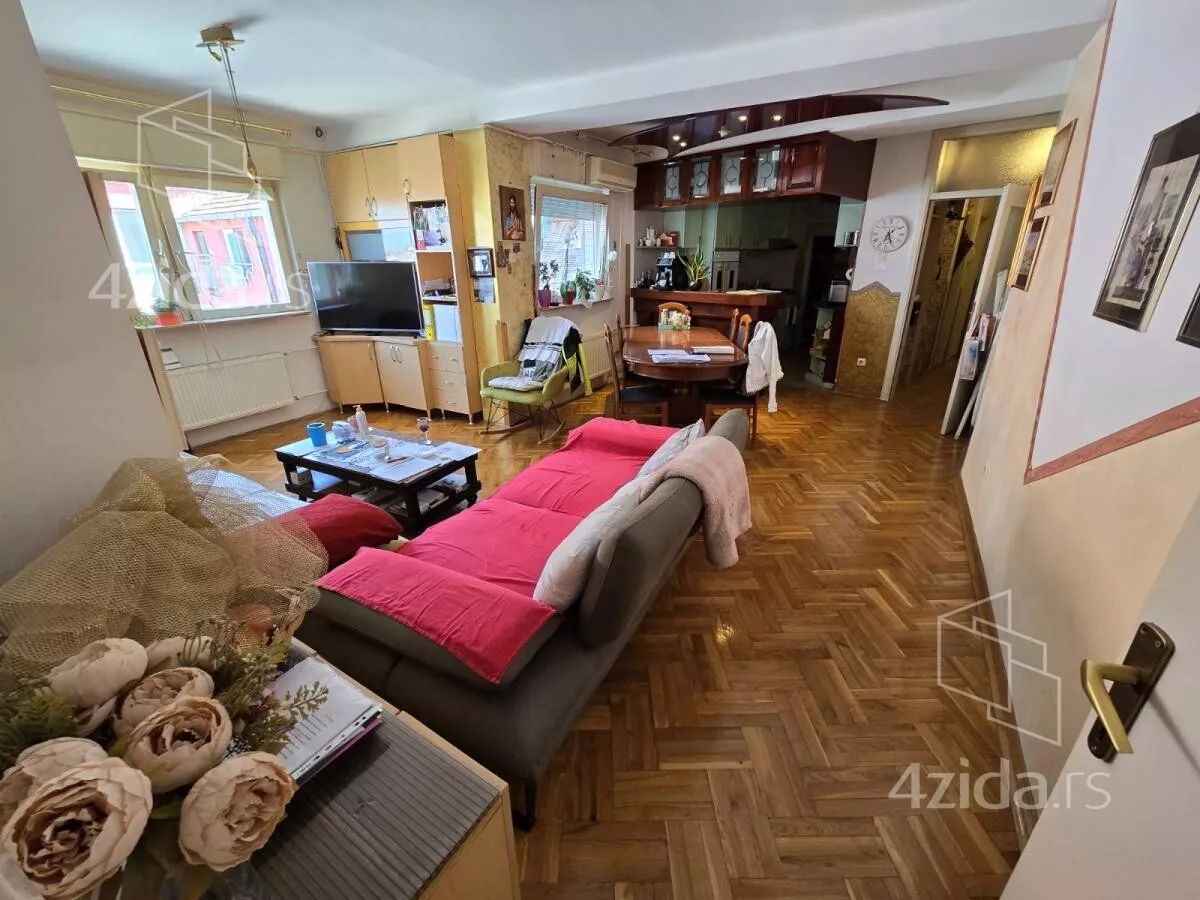 Četvoroiposoban stan | 4zida