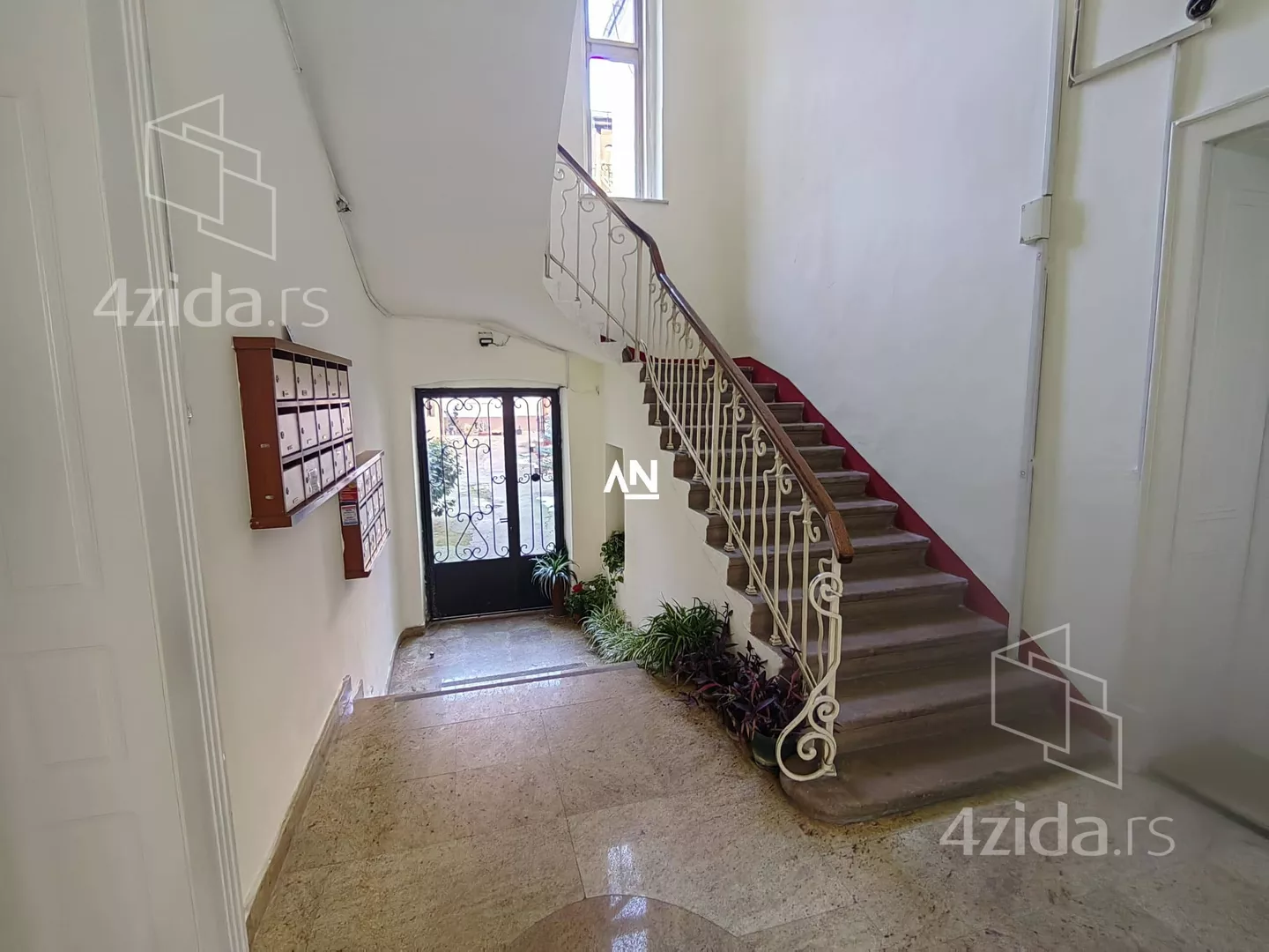 Šestoiposoban stan | 4zida