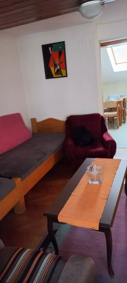 Crveni pevac 101/9 | 4zida.rs