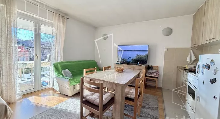 Šestoiposoban stan | 4zida