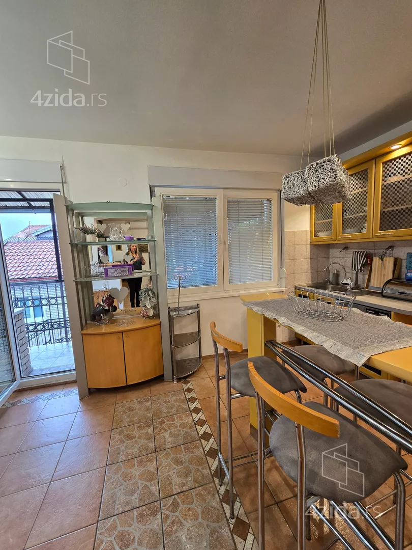 Šestosoban stan | 4zida