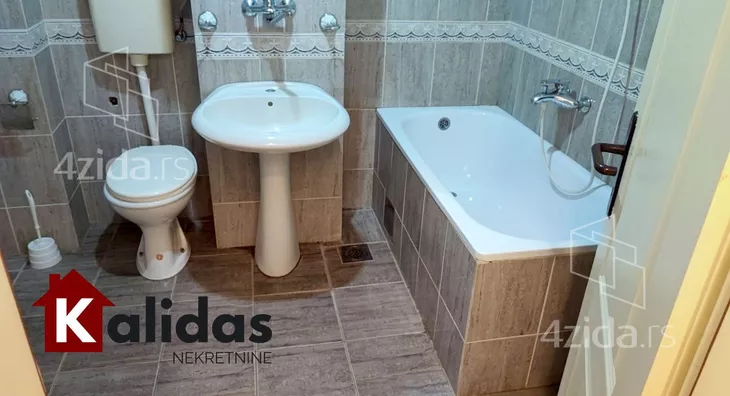 Četvoroiposoban stan | 4zida