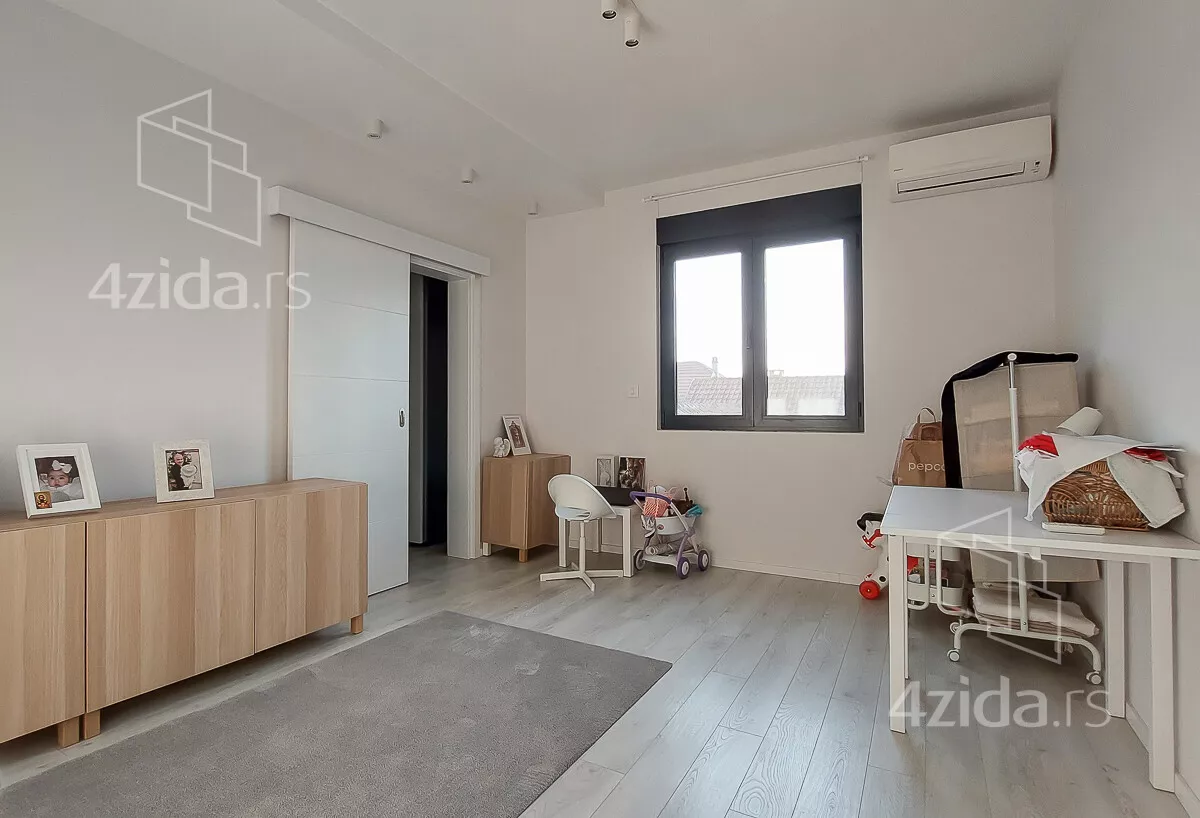 Šestosoban stan | 4zida