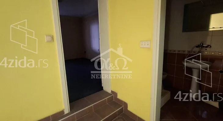 Poslovna zgrada | 4zida