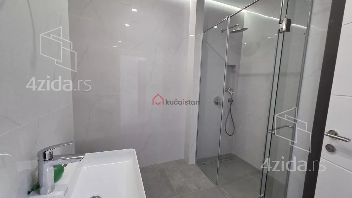 Četvoroiposoban stan | 4zida