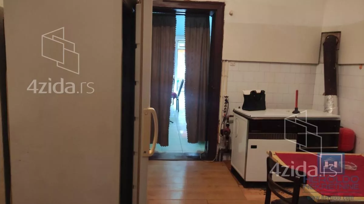 Poslovna zgrada | 4zida