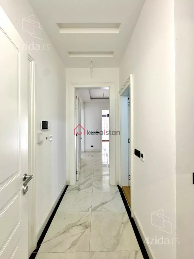 Poslovna zgrada | 4zida