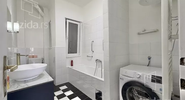 Četvoroiposoban stan | 4zida