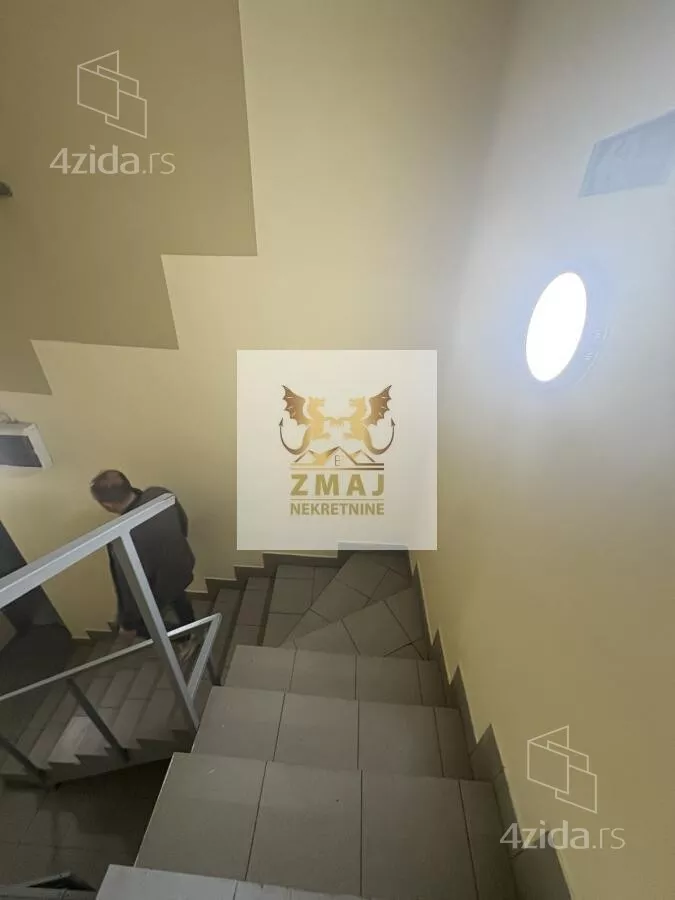 Poslovna zgrada | 4zida