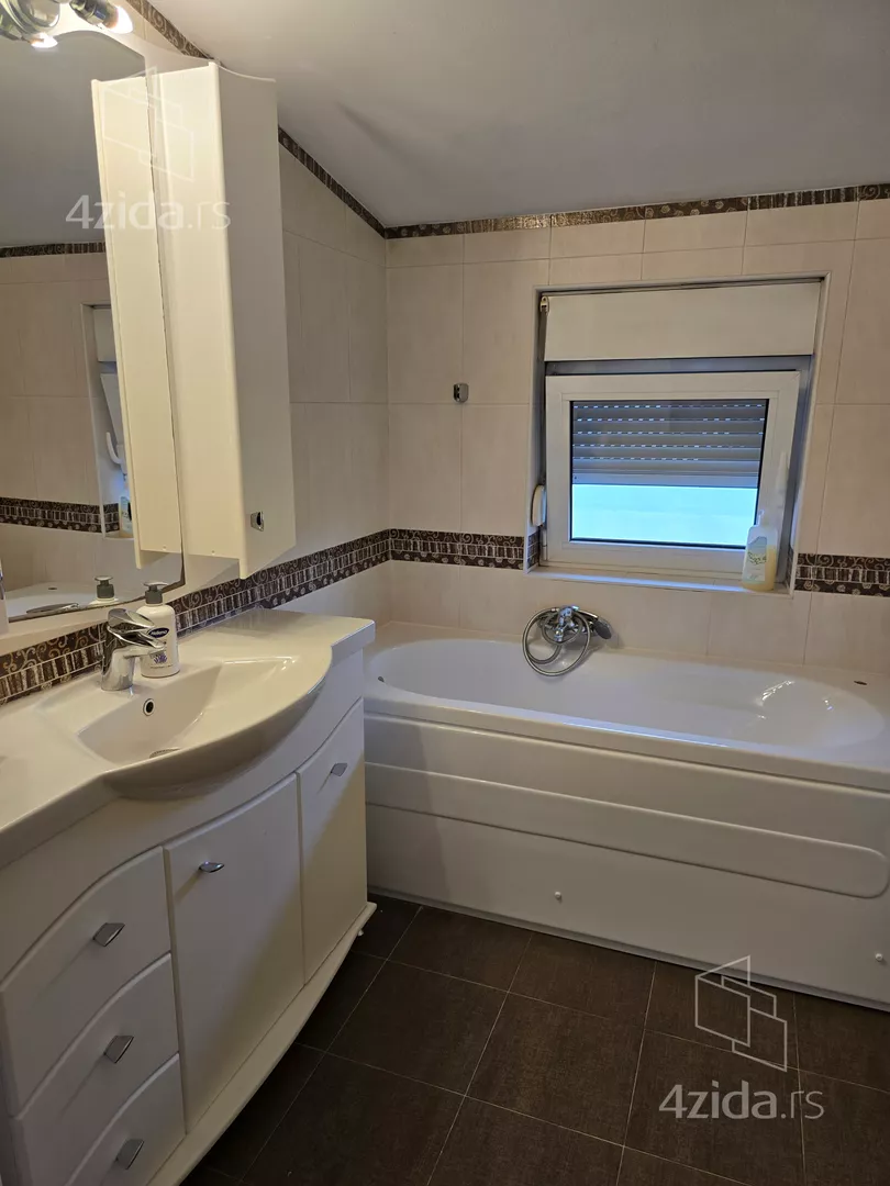 Šestosoban stan | 4zida