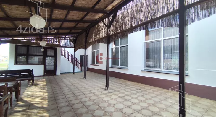 Poslovna zgrada | 4zida