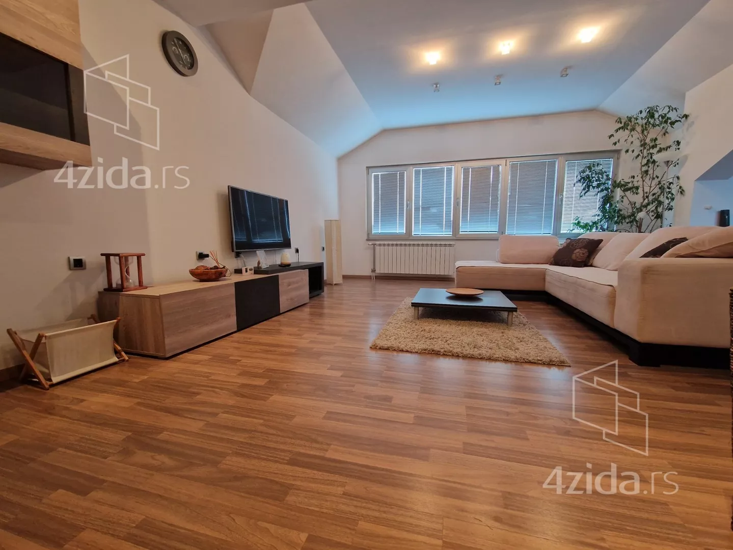 Troiposoban stan | 4zida