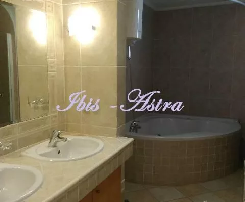Šestosoban stan | 4zida