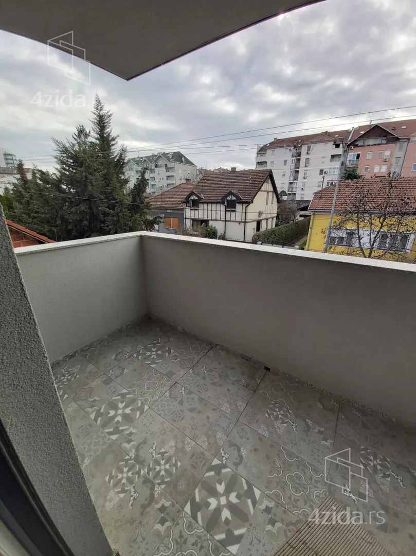 Petosoban stan | 4zida