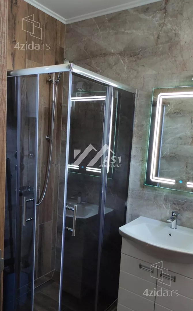 Poslovna zgrada | 4zida