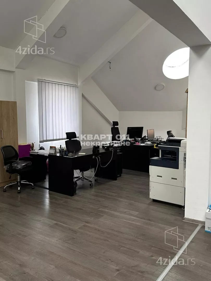 Poslovna zgrada | 4zida