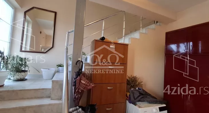 Poslovna zgrada | 4zida