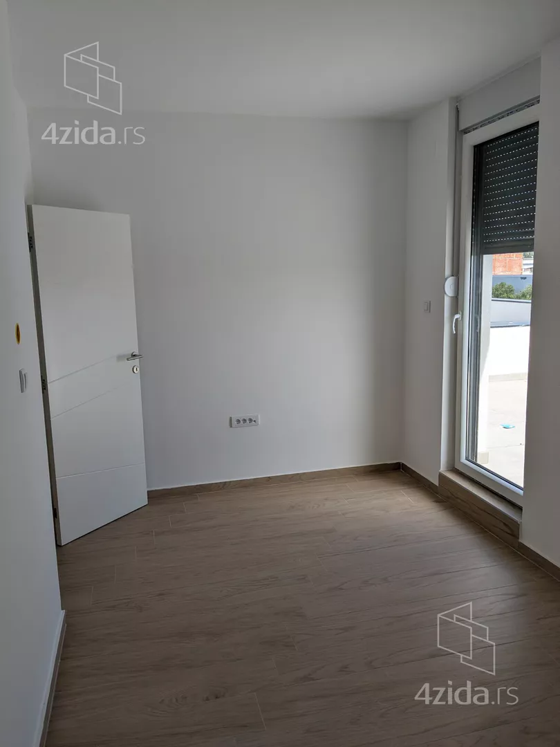 Šestoiposoban stan | 4zida