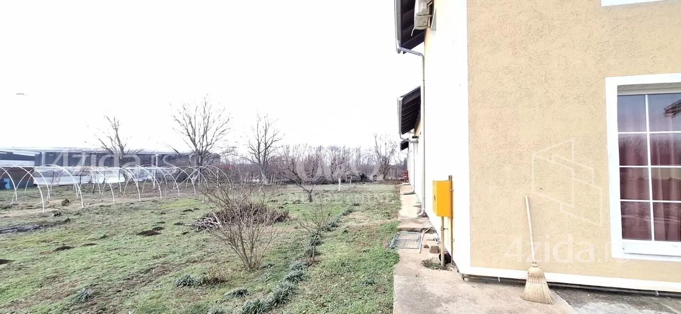 Poslovna zgrada | 4zida