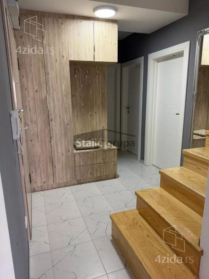 Šestosoban stan | 4zida