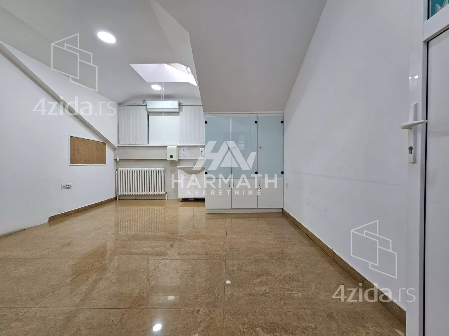 Poslovna zgrada | 4zida